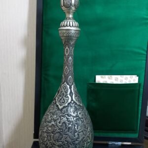 قارورة نبيذ منقوشة يدوياً