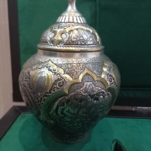 وعاء الشوكولاتة المنقوش