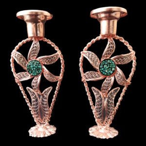 طقم من شمعدانين مزخرفين من النحاس