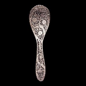 ملعقة تقديم المكسرات بتصميم فضي مزخرف