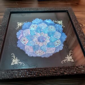 إطار زخرفي مع طبق من المينا